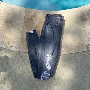 AMERICAN EAGLE RIPPED SKINNY JEANS